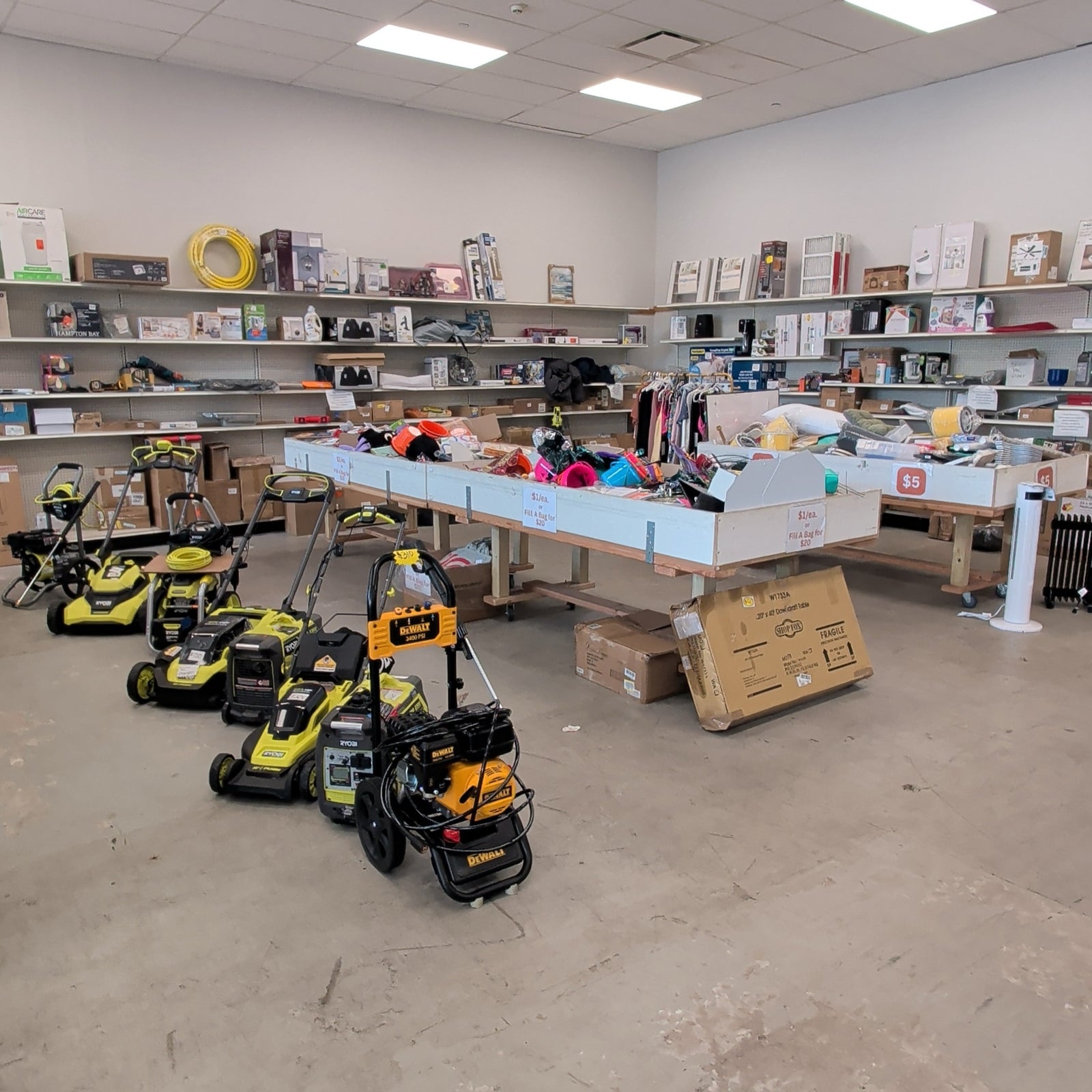 In-store pallets and single items at Open Box Pallet Liquidation